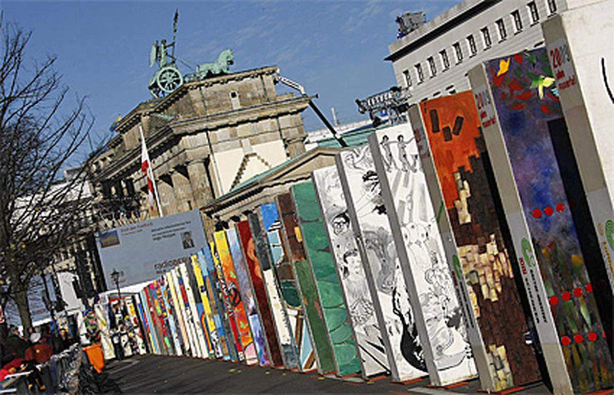 Die "Galerie der Dominosteine" hat bereits am Wochenende tausende Besucher an das Brandenburger Tor gelockt. Die von Jugendlichen aus aller Welt gestalteten "Mauerteile" werden beim "Fest der Freiheit" fallen und damit an den Dominoeffekt erinnern, den der Mauerfall in ganz Europa auslöste.
