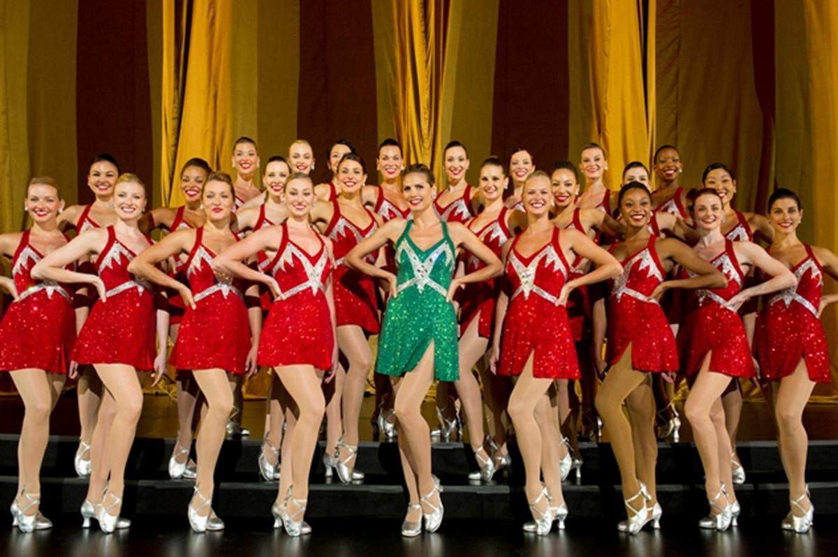 Heidi Klum scheint stolz zu sein mit den Rockettes posieren zu dürfen. Ob wir das Model bald in der Radio City Music Hall in Manhatten sehen werden?