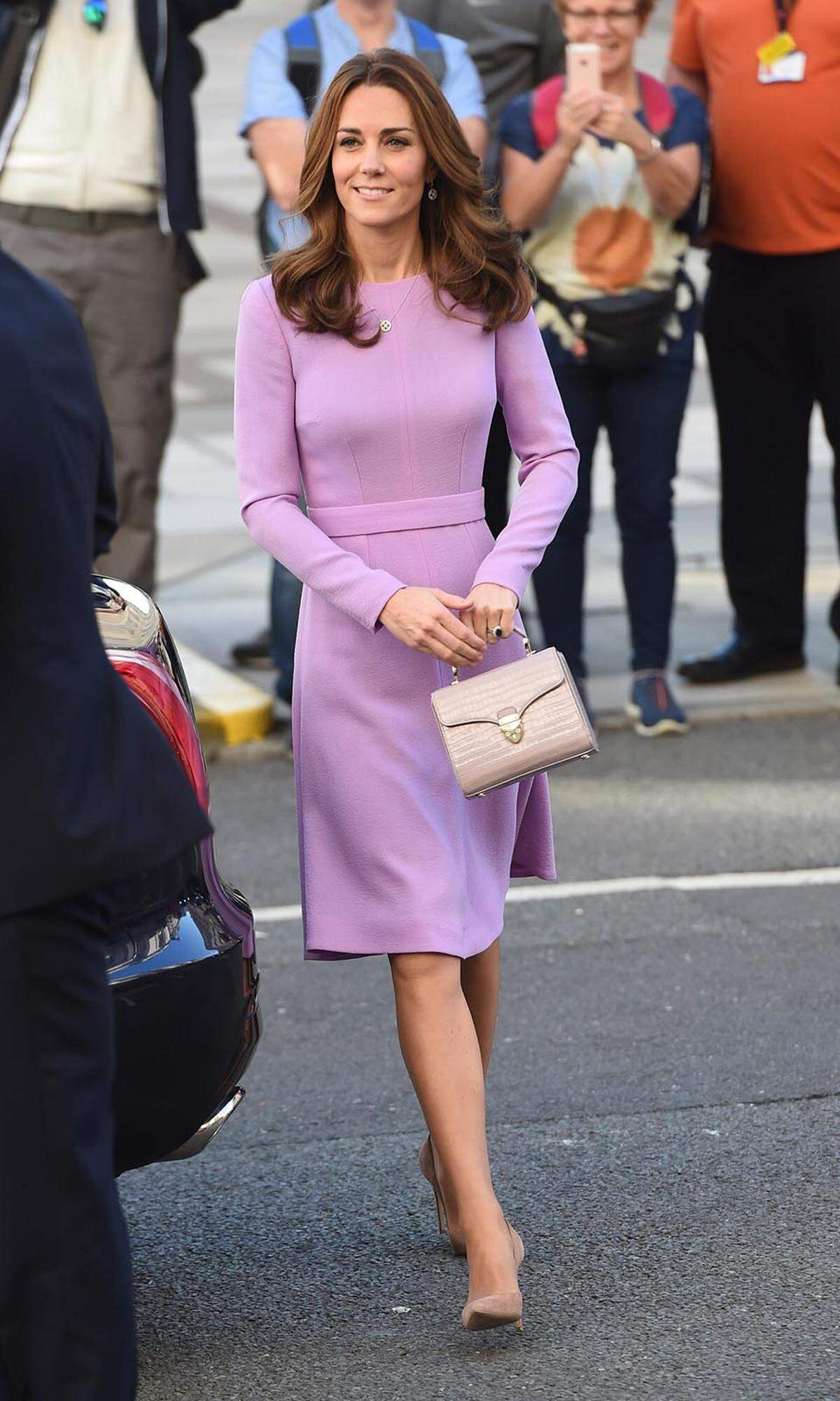 Auch dieses Kleid kennen wir bereits: Zum „Global Mental Health Summit“ in London wählte die Herzogin ein fliederfarbenes Kleid von Emilia Wickstead, welches sie bereits auf Deutschlandreise 2017 im Koffer hatte. Nachhaltigkeit à la Catherine. In ihren Händen hält sie übrigens die „Mayfair Bag“ von Aspinal of London.