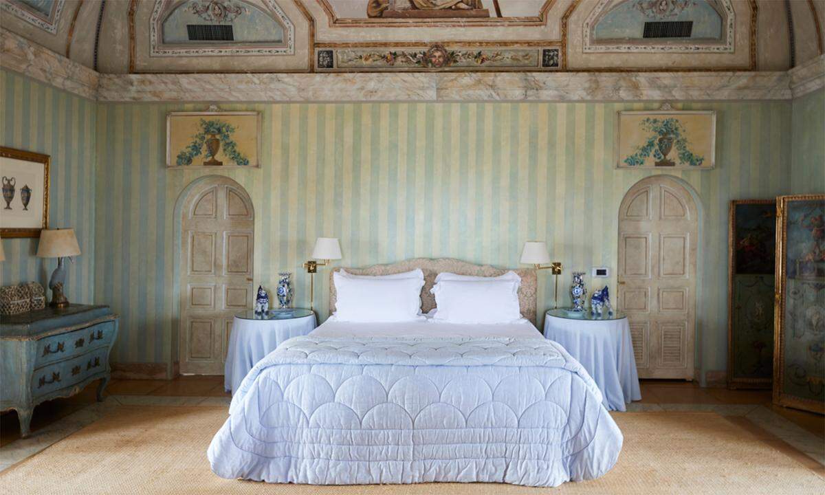 Mit neun Schlafzimmern bietet die Villa viel Platz für Gäste. Die Decken der Zimmer wurden natürlich handbemalt und erinnern eher an Versailles als an ein Strandhaus in der Karibik.