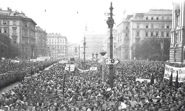 21. Juli 1944: Freude über das Misslingen des Attentats auf Hitler. Kundgebung auf dem Wiener Schwarzenbergplatz.