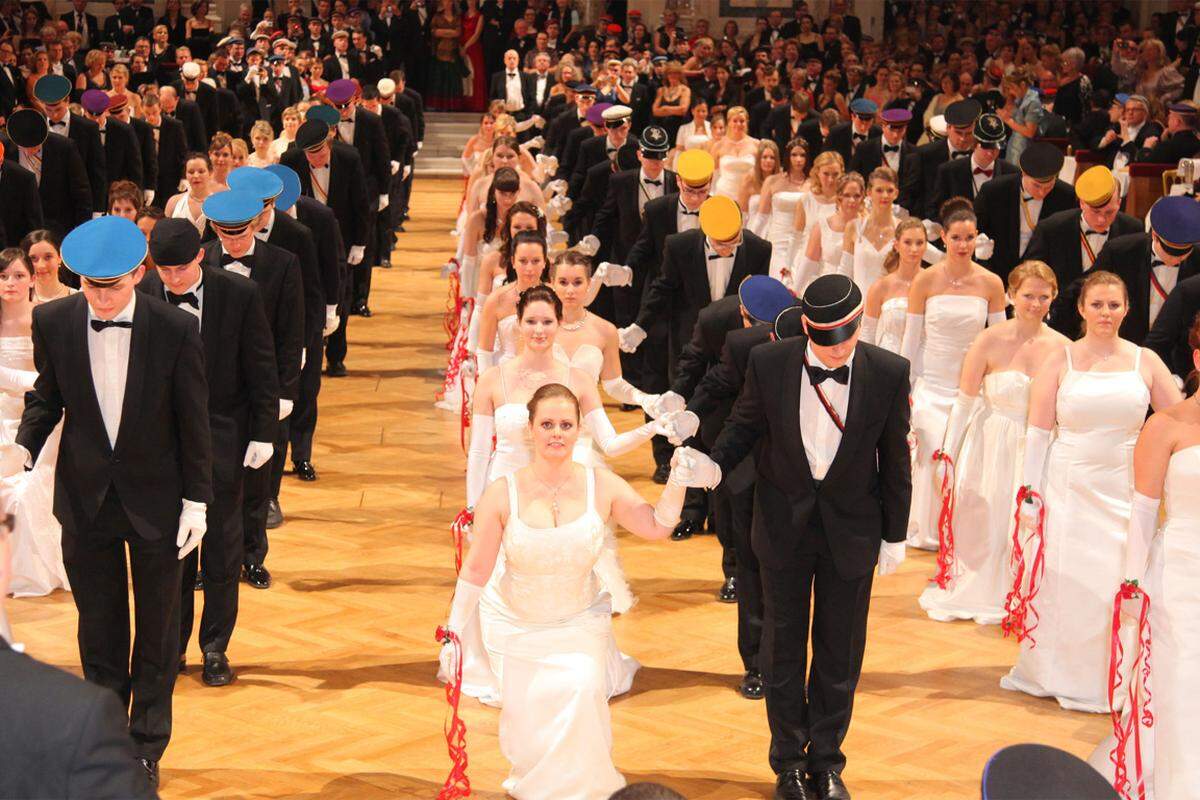 Für Freunde wie für Gegner hatte der heurige Ball des Wiener Korporationsrings eine besondere Bedeutung: Für die Burschenschafter war es das letzte Mal, dass sie in der Hofburg tanzen durften, ...