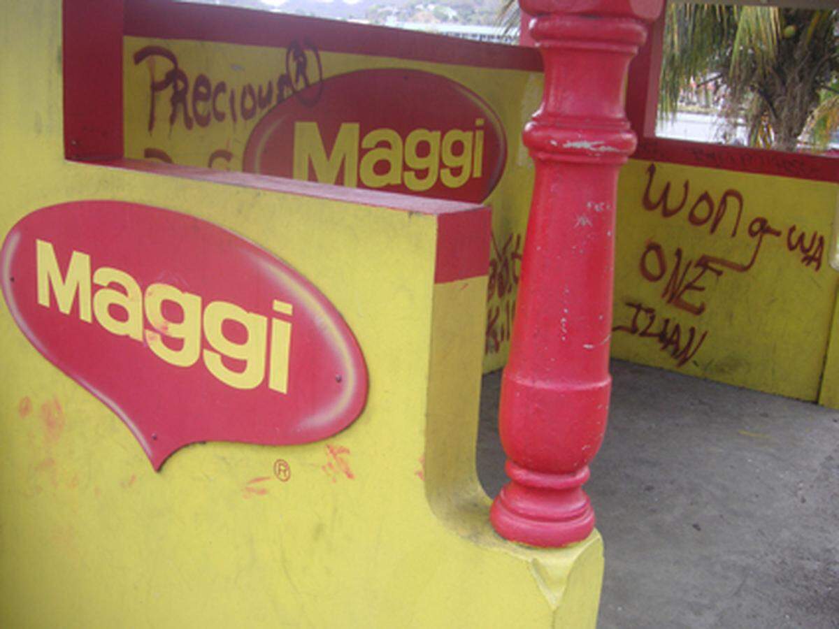 … Maggi, die beliebte Sauce zur Suppenverbesserung, hat jedoch auf Grenada nur scheinbar mehr Gewicht als die Kokosnüsse im Hintergrund.