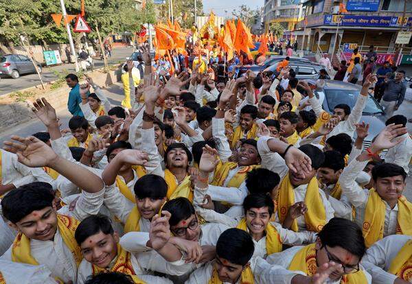 Studenten des Swaminarayan Gurukul Vishwavidya Pratishthanam tanzen während einer Prozession zur Feier der Eröffnung des großen Tempels für den Hindu-Gott Lord Ram in Ayodhya.
