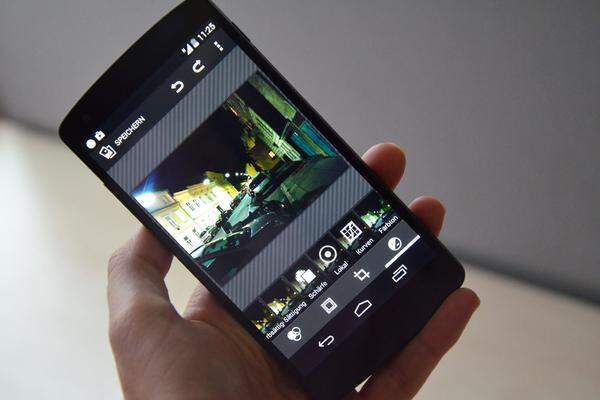 Direkt in der Kamera-App werden keine Filter angeboten, aber dafür in einer Bearbeitungs-App, in der auch Helligkeit, Schärfe, Kontrast und andere Werte nachjustiert werden können.