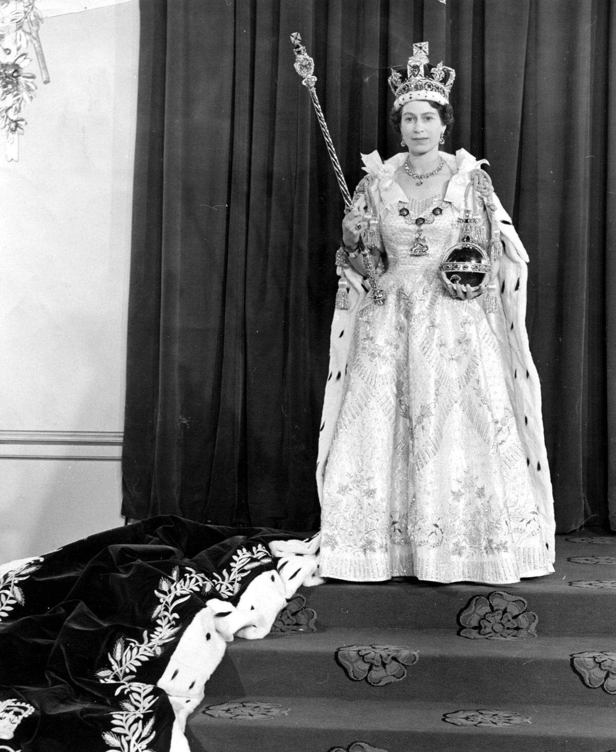 Als sie 1952 Königin wurde, stand Elizabeth an der Spitze eines Empires mit mehr als 70 Kolonien - inzwischen ist davon kaum etwas übrig. Sie übernahm das Zepter im Kalten Krieg, der Jahrzehnte andauern sollte und schon lange wieder Geschichte ist. Sie saß auf dem Thron, als ihr Land Teil der EU wurde - und als Großbritannien wieder austrat.