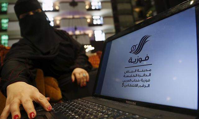 Fawzia al-Harbi tritt bei der Wahl der Lokalräte an, bei der Frauen erstmals wählen und gewählt werden dürfen.