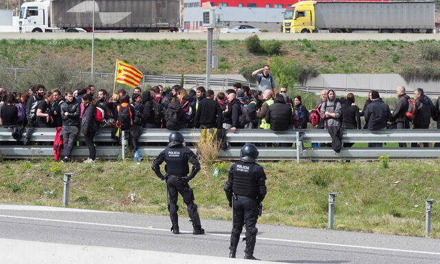 Von Seiten der katalanischen Regionalpolizei Mossos d'Esquadra hieß es, man befürchte angesichts der Proteste eine gewalttätige Eskalation. 