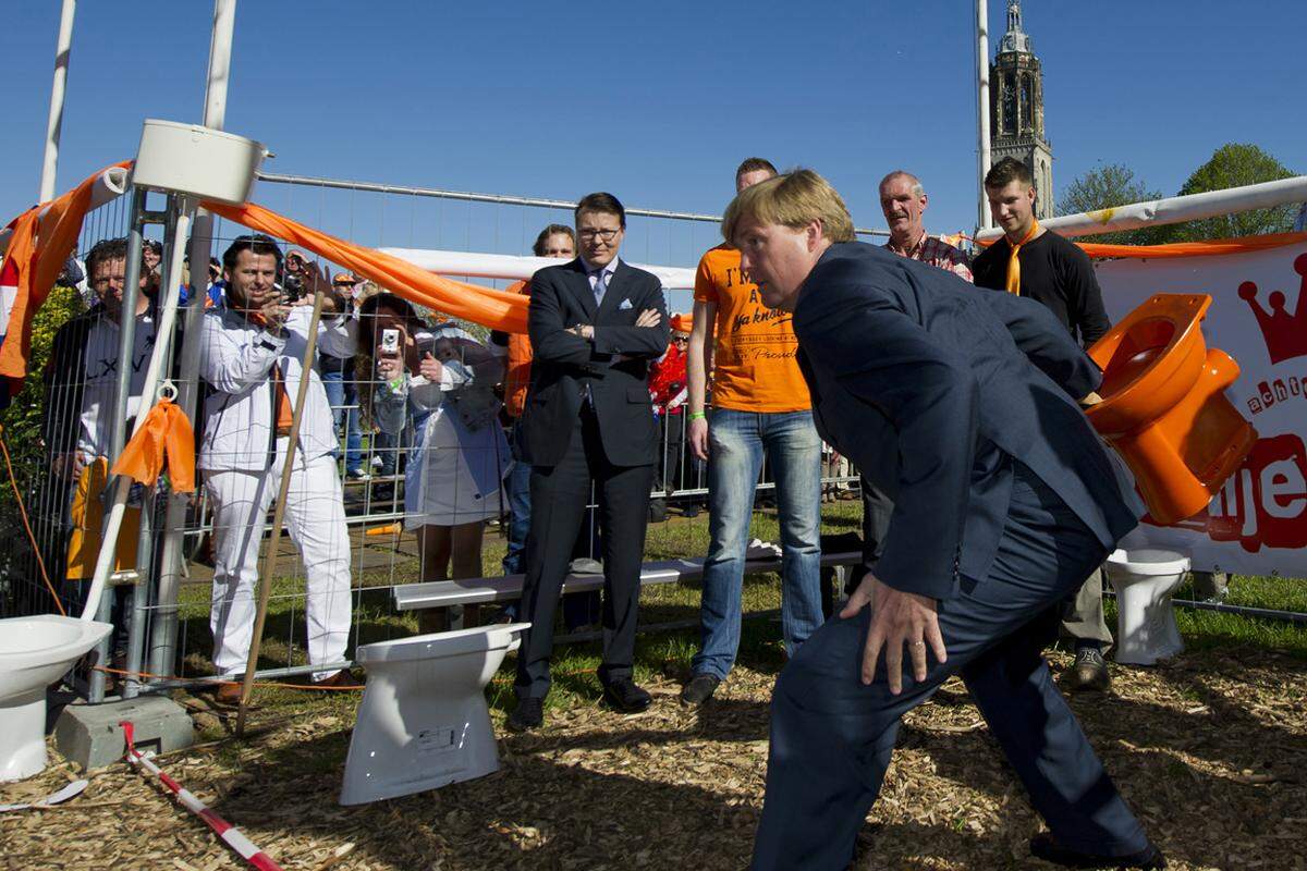 Auch nach seiner Teilnahme am  traditionellen Toiletten-Weitwurf  zum sogenannten Königinnentag vergangenes Jahr zeigte sich der Prinz zerknirscht: Er schäme sich "angesichts von 2,6 Milliarden Menschen, die nicht die geringste Infrastruktur haben, um ihre Bedürfnisse mit Würde zu verrichten".