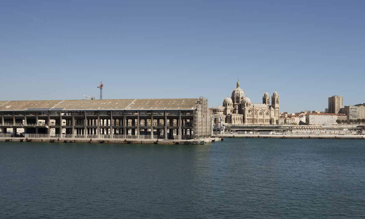 Marseille hofft durch die umfangreichen Sanierungen auf den Bilbao-Effekt: Mehr Besucher dank neuer Museen und aufgemöbelter Quartiere. In Marseille wird außerdem eine der größten Moscheen Europas gebaut. Der Streit um den Neubau der Groß-Moschee ging durch mehrere Gerichte. Jetzt kann losgelegt werden.