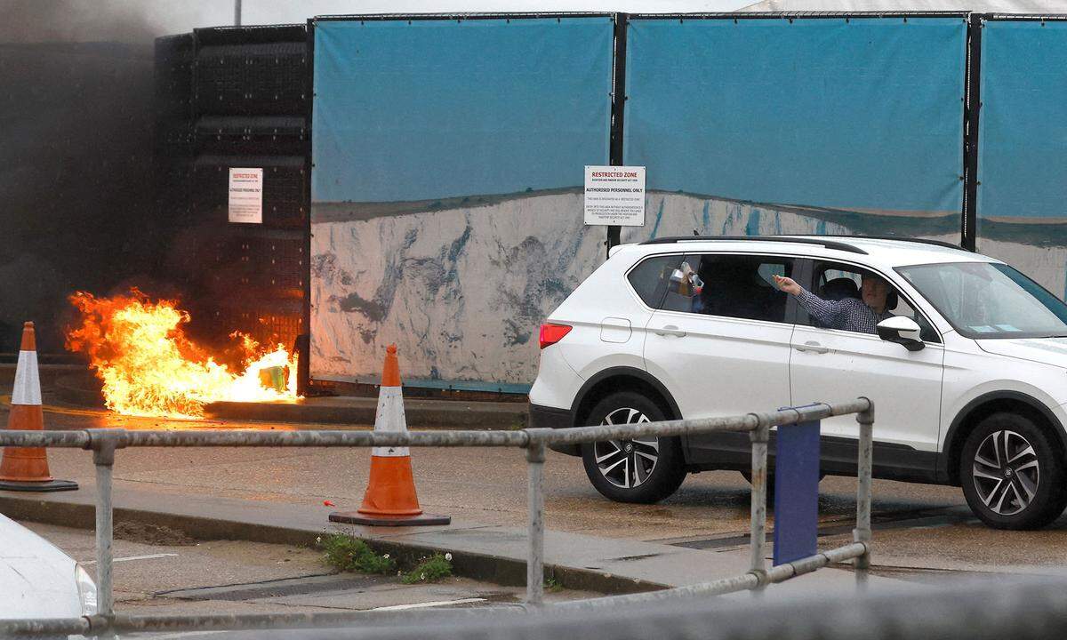 30. Oktober. Bei dem Anschlag gegen eine Flüchtlingsunterkunft in der britischen Hafenstadt Dover am 30. Oktober hatte ein einzelner Täter mehrere Brandsätze aus einem Auto aus gegen die Mauer der Unterkunft geschleudert. Der mutmaßliche Täter, ein 66-Jähriger aus der Nähe von London, war nach der Tat tot in seinem Auto aufgefunden worden.