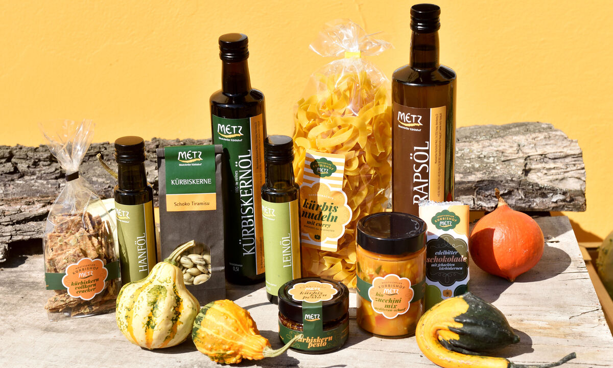 Die Kürbisse werden im Ganzen verkauft oder auch zu Produkten, wie Öl, Chutney, Schokoladen oder Nudeln verarbeitet. Auch andere Speiseöle, wie Raps-, Lein-, Hanf- oder Walnussöl stellt die Familie Metz her.