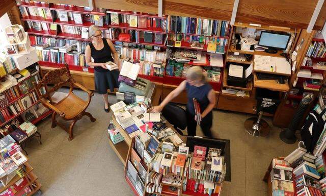 Viel Zeit, um selbst zu lesen, bleibt den Beschäftigten im Buchhandel während ihrer Arbeit nicht. 