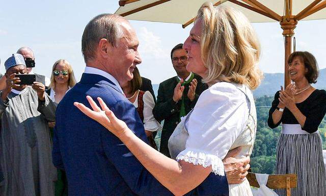 Putin und Kneissl tanzten