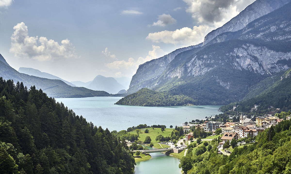 Trentino mit seinen vielen Seen hat nicht von ungefähr den Ruf eines Finnland Italiens Hier der Lago di Molveno. 
