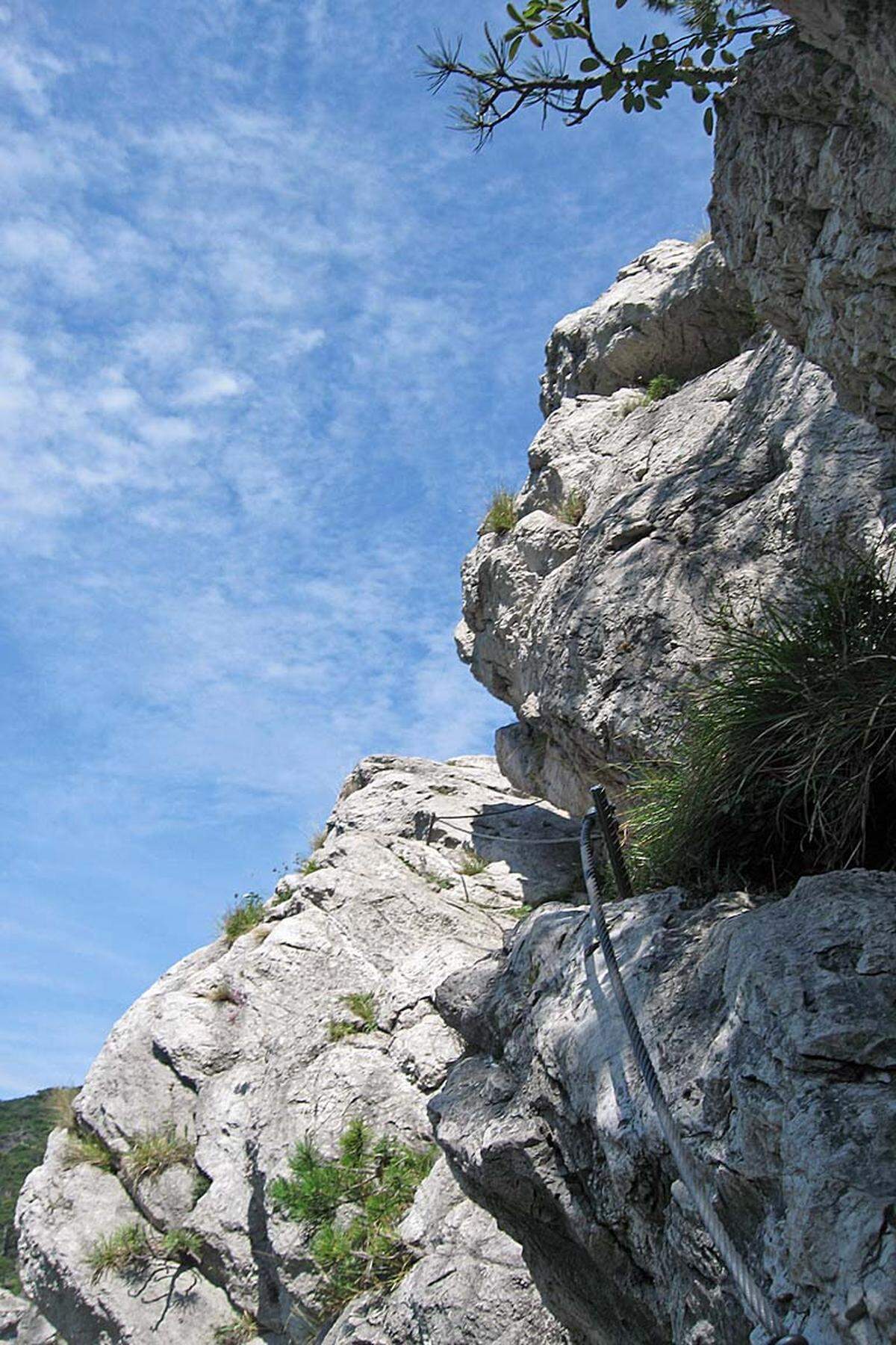 ... von einfachen Klettereien (A/B) über kleine Überhänge bis zu kurzen Quergängen. Dazwischen gibt es immer wieder Fluchtmöglichkeiten, um auf Waldwegen zurück ins Tal zu kommen. So ist der Steig auch für Kinder begehbar - entsprechende Sicherung (Hüft- und eventuell Brustgurt, Sicherungsseil, Helm) vorausgesetzt.