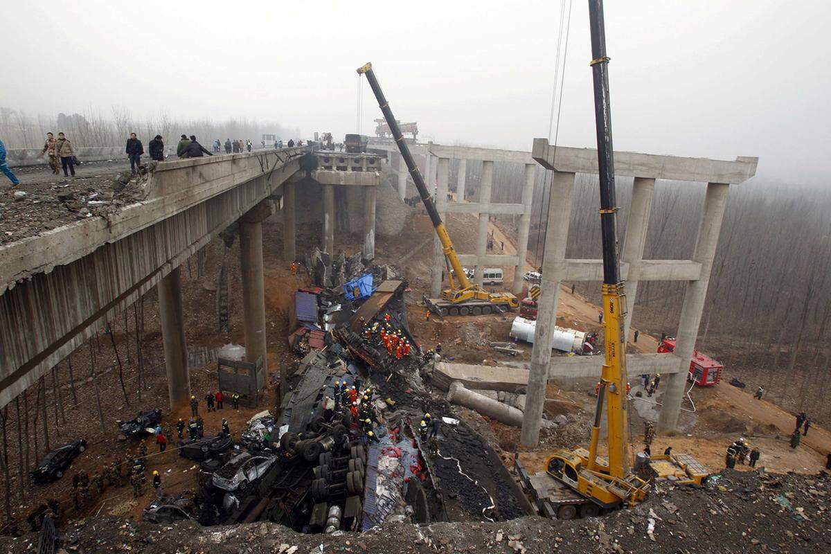 Die Autobahnbrücke nahe Sanmenxia gehört zur längsten Straße Chinas, der G30-Schnellstraße. Sie verbindet auf 4400 Kilometern die Grenze zu Kasachstan im Westen Chinas mit dem Gelben Meer im Osten.