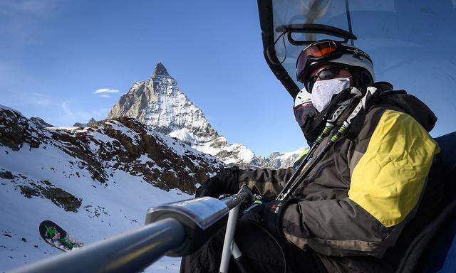 Ein Bild aus dem Sessellift in Zermatt, der auch in der Coronawintersaison 2020/21 offen bleiben soll.