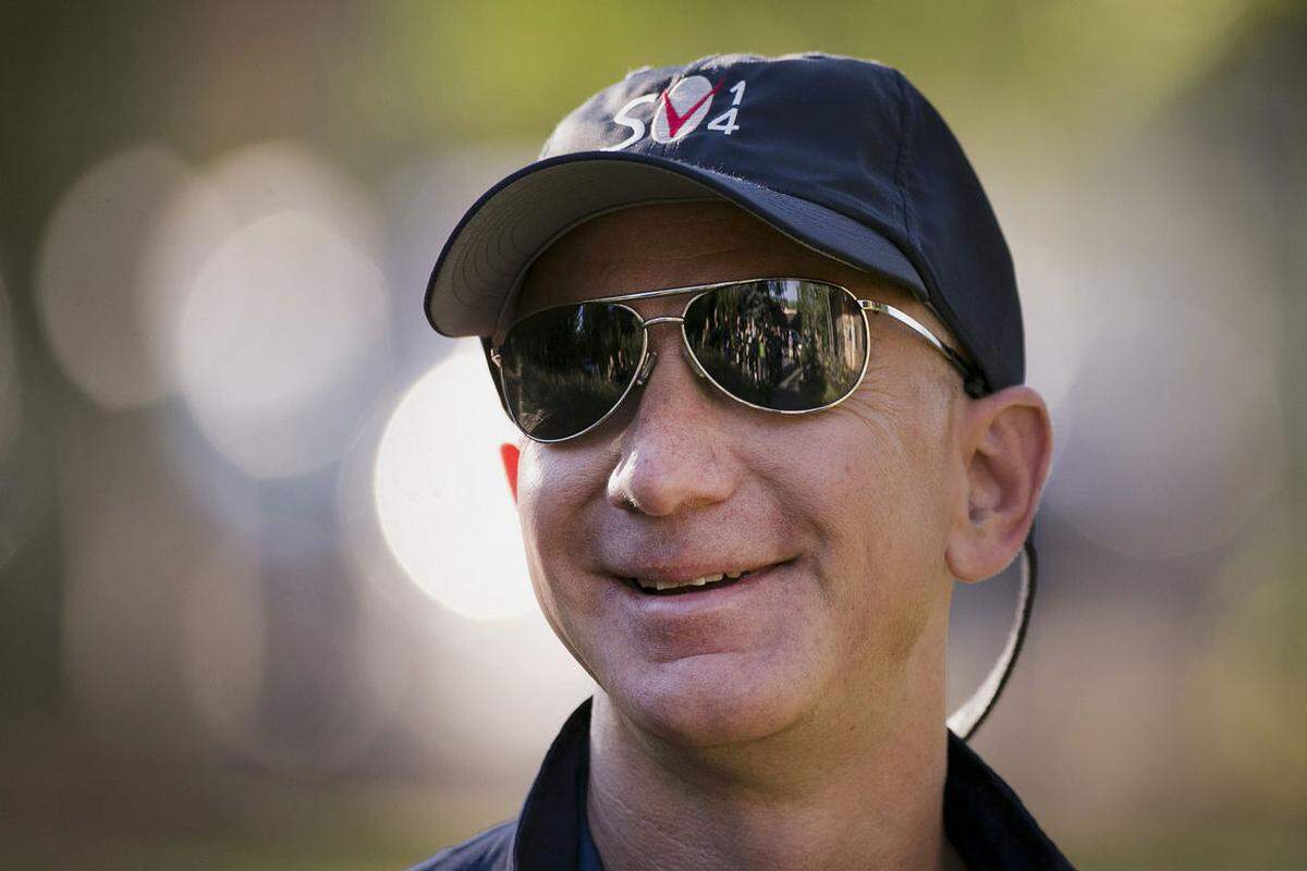 Jeff Bezos gründete den Online-Händler Amazon.com Inc.. Der 49-jährige Bezos dominiert mit einem erwarteten Umsatz von 74 Mrd. Dollar in diesem Jahr den Einzelhandel. Jüngstes Symbol für seinen Status ist aber das, was er kauft, und nicht verkauft: Er erwirbt die angesehene Zeitung Washington Post.