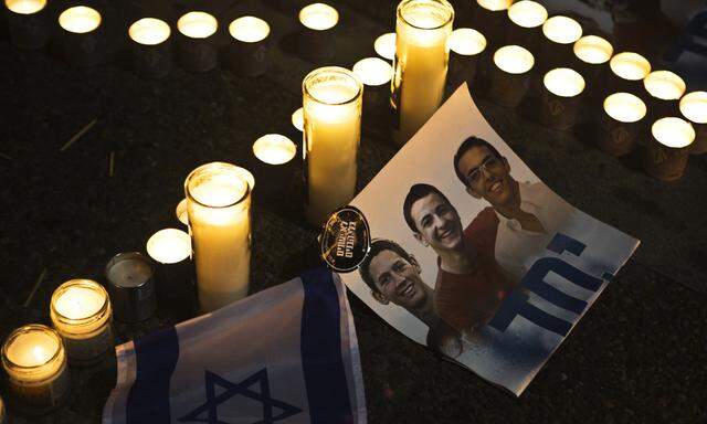 Kerzen wurden für die drei getöteten Teenager angezündet