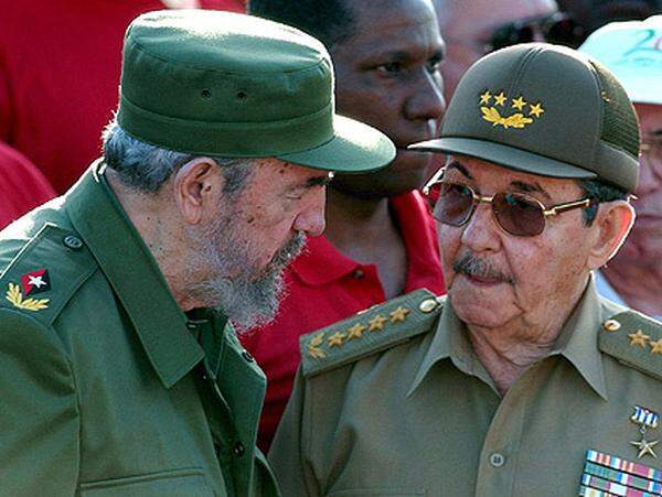 Fidel Castro gründet die neue Kommunistische Partei Kubas und wird zu dessen Generalsekretär ernannt.
