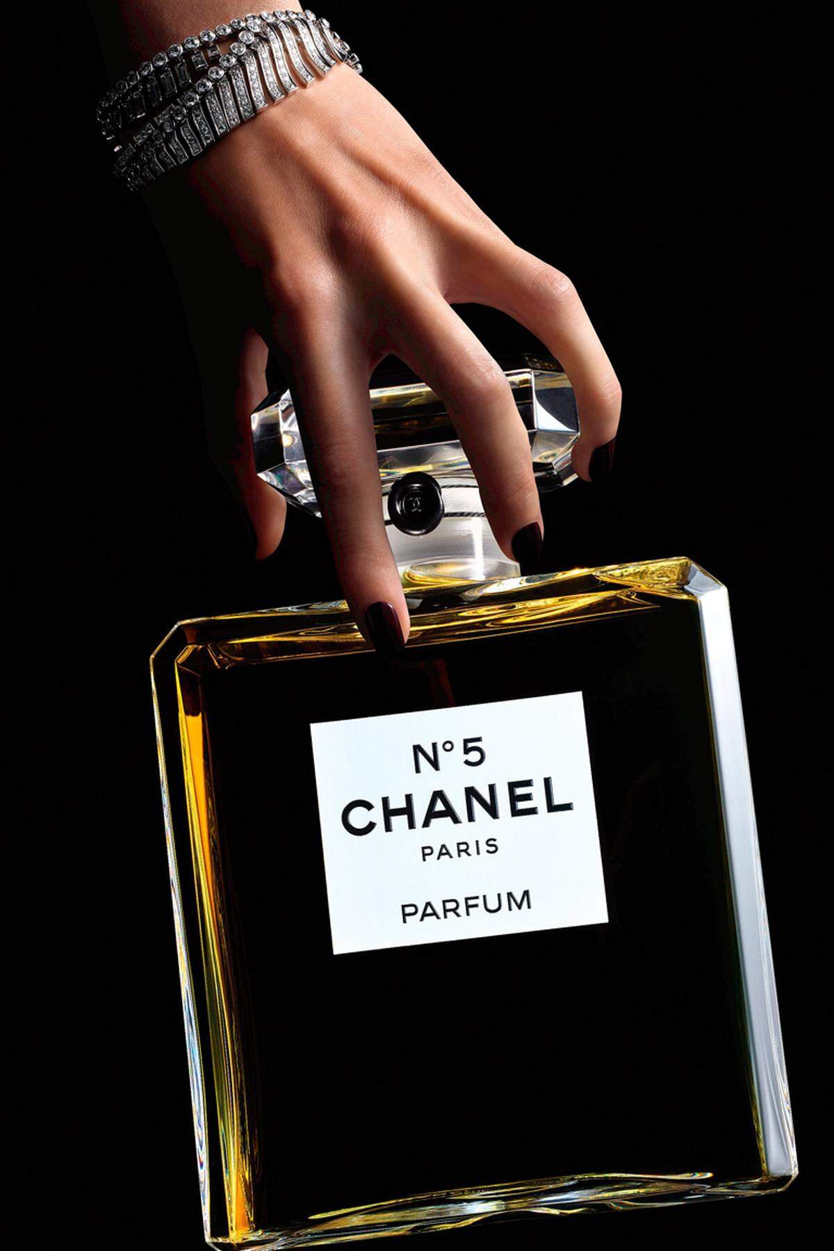 Wie beliebt der wohl legendärste aller Düfte, nämlich N° 5 von Chanel, ist, lässt sich auch daran ablesen, dass nun eine limitierte 900-Milliliter-Version (!) des Extrait de Parfum lanciert wurde. Parallel dazu kam auch eine handlichere Größe auf den Markt: Eau de Parfum und Eau Première von N° 5 gibt es nun auch im 35-Milliliter-Flakon.