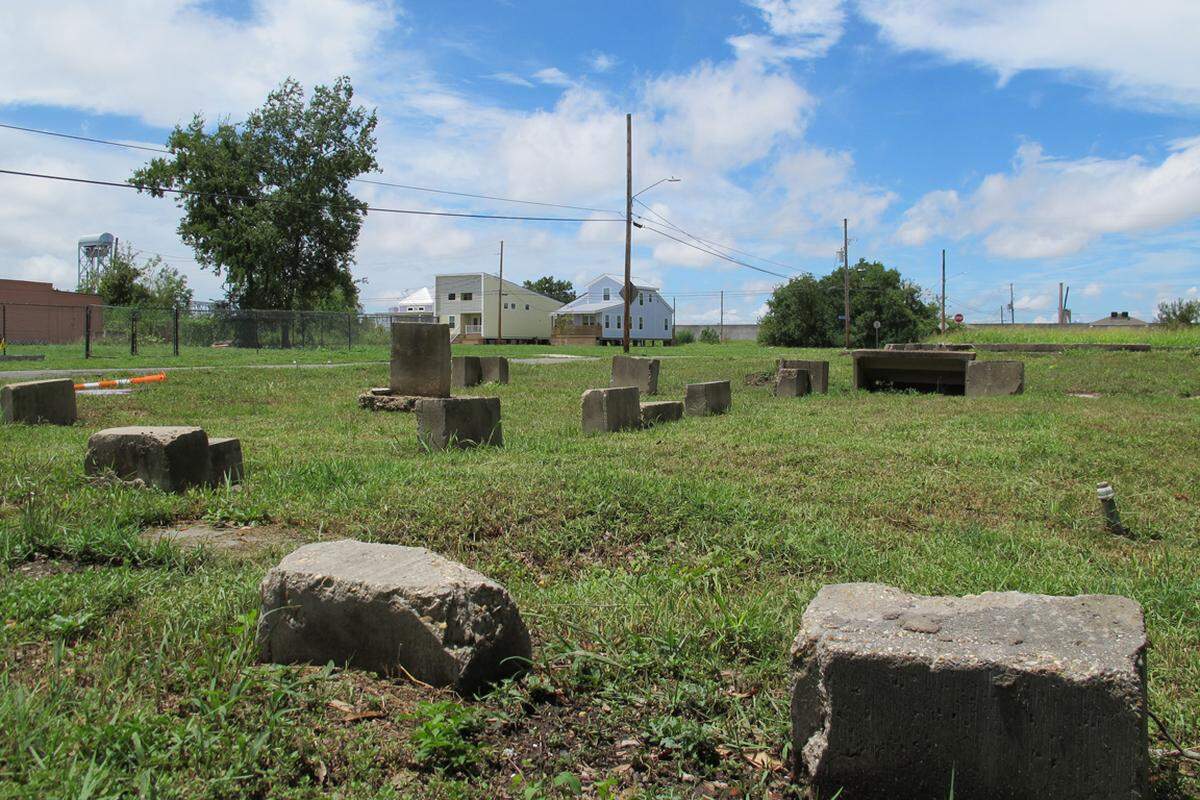 Allerdings gibt es Hoffnung für die Menschen im Lower Ninth Ward. So hat zum Beispiel die Initiative "Make it Right" des Schauspielers Brad Pitt hier bis dato 109 energieeffiziente Häuser wie dieses im Bildhintergrund zu sehende gebaut. Sie kosten im Durchschnitt 150.000 Dollar, der günstige Preis wird durch Spenden ermöglicht. Pitts Ziel sind 150 solcher Häuser im Lower Ninth Ward.