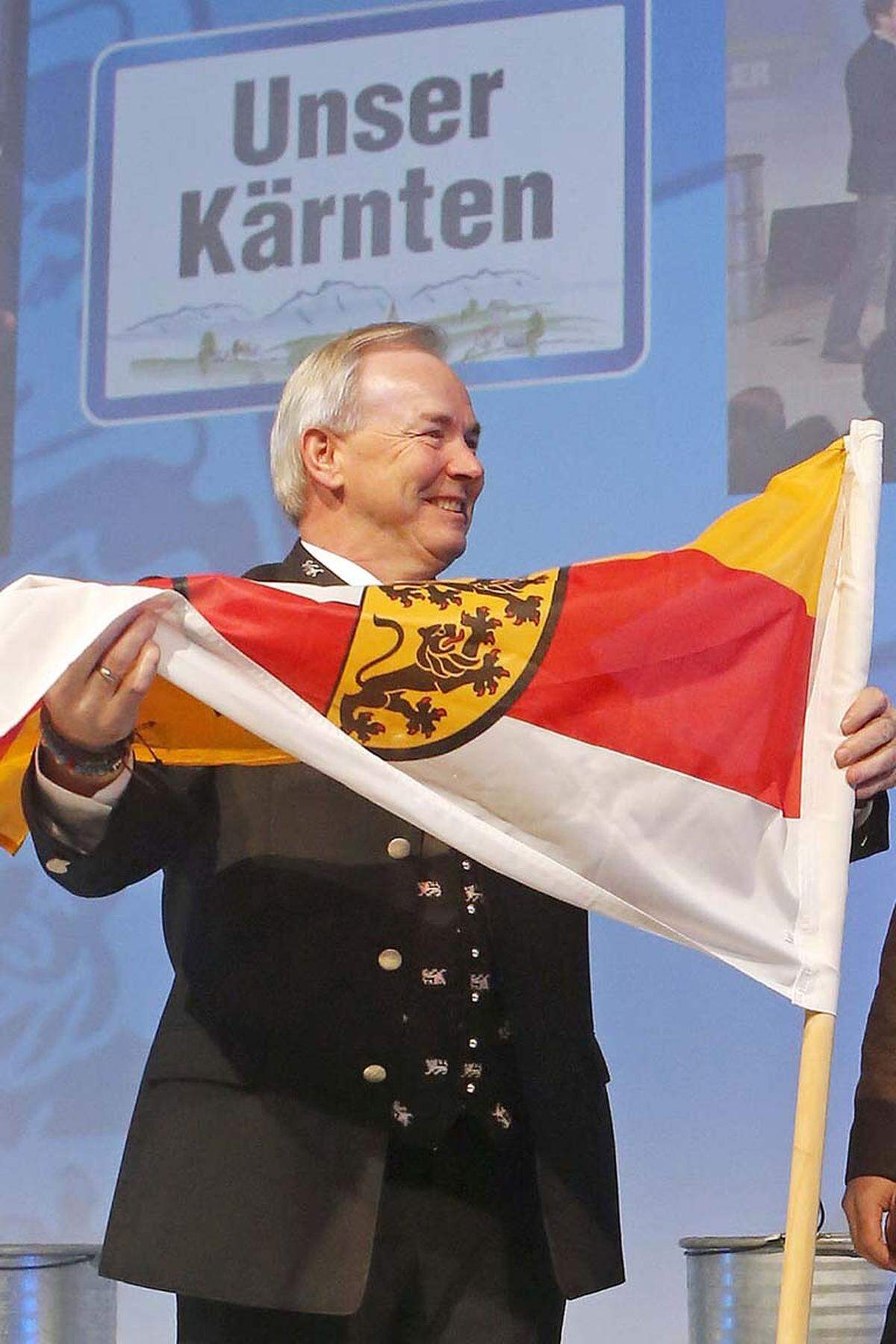 Auf die Frage, warum er nach dem Abgang von Uwe Scheuch nicht FPK-Chef geworden ist, gab sich Dörfler hingegen auskunftswilliger: "Weil ich ein Politiker anderer Art bin. Ich komme aus einem roten Haus. Mir ist die Umwelt wichtig, aber ich bin kein schrulliger Grüner. Bei Familie, Gesellschaft und Glauben bin ich zutiefst konservativ, aber nicht ÖVP. Ich bin Patriot, aber kein rechter Recke."