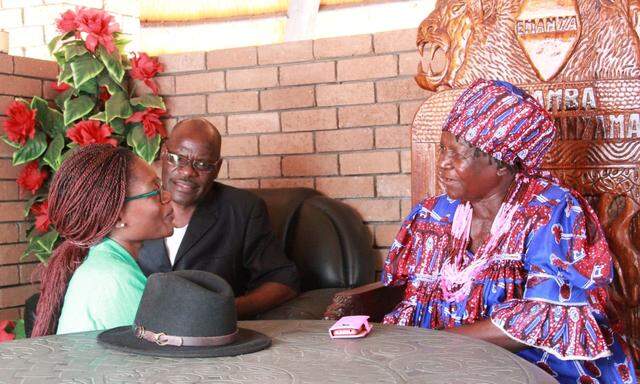 Die Forschungsassistentin Parista Mengela Logonda (links) im Gespräch mit der Königin der Oukwanyama, Martha Nelumbu – sie steht allen 32 ausgewählten Dörfern der namibischen Studienregion vor.