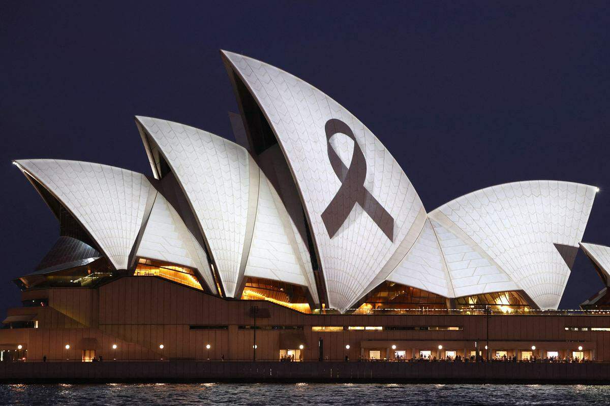 15. April. Eine schwarze Schleife wird derzeit auf die berühmte Oper von Sydney projiziert, um der Opfer der Messerattacke in einem Einkaufszentrum zu gedenken.