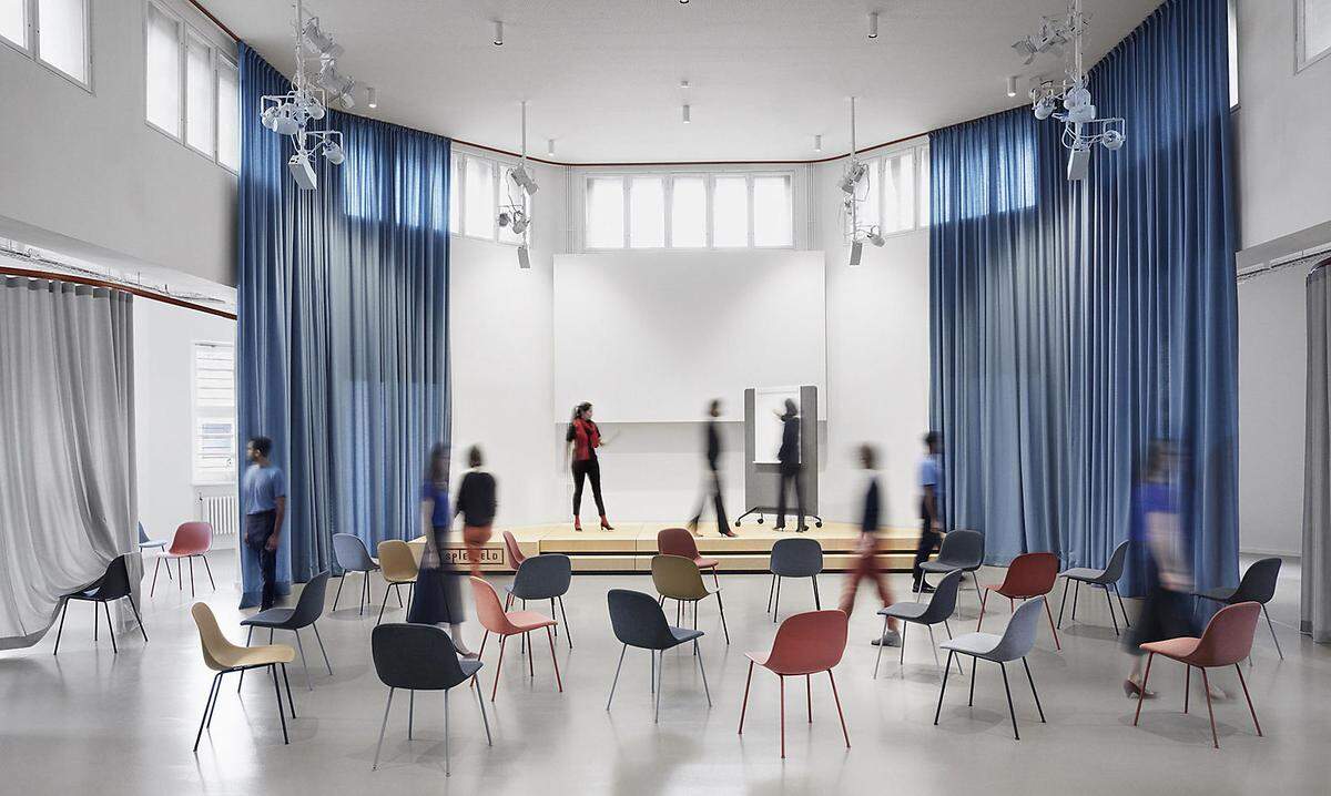 LXSY Architekten verwandelte ein denkmalgeschütztes Postgebäude aus rotem Backstein in Berlin in den digitalen Hub, Kooperations- und Veranstaltungsraum "Spielfeld". Das Ganze passierte unter Berücksichtigung der Geschichte des Standorts.