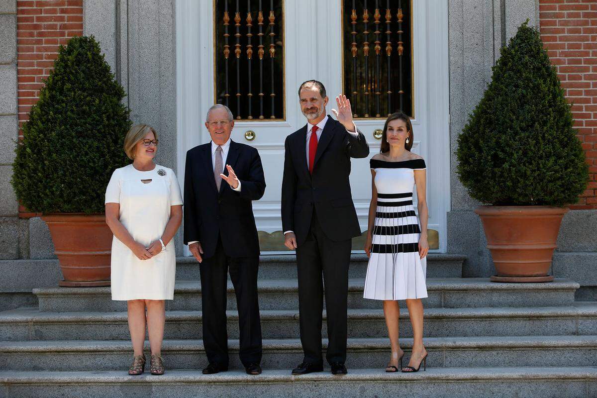 Pantoletten und schwarz-weiße Falten von Carolina Herrera trug Königin Letizia bei einem Treffen mit dem Präsidenten von Peru. 