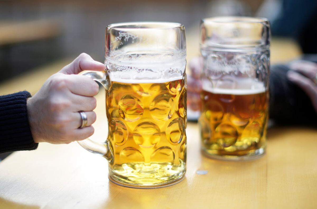 Eine der letzten Punkte auf jener Hausordnung betrifft die Bierbestellung: Übermäßiger Alkoholgenuss ist verboten. In diesem Sinne: Prost, Mahlzeit!  www.wienerwiesnfest.at www.oktoberfest.de 
