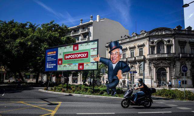 Dieses Wahlplakat der liberalen Opposition in Lissabon zeigt eine Karikatur des „Steuerkönigs“ António Costa: Der Sozialist kann laut Umfragen mit Wiederwahl rechnen.