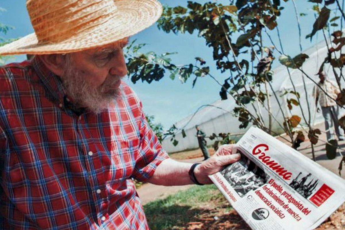 "Fidel Castro liegt im Sterben" lautet der Titel eines Artikels vom Montag auf der staatlichen Website cubadebate.cu. Der Autor des Textes: Fidel Castro. Er spricht darin von "imperialistischer Propaganda" und betont, er könne sich nicht einmal daran erinnern, wie sich Kopfschmerzen anfühlen. Zum Beweis finden sich auf der Website Fotos des "Maximo Lider" mit Karohemd und Strohhut. Auf einem hält Castro eine Ausgabe der Parteizeitung "Granma" vom 19. Oktober in der Hand.