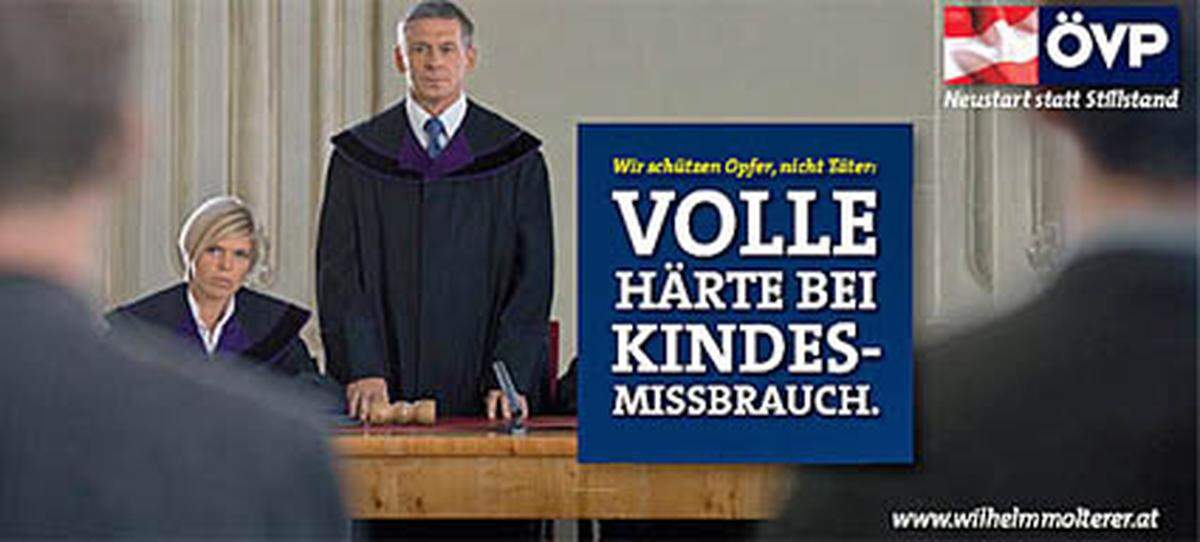 Die zweite Plakatwelle der ÖVP sorgte für Aufregung. Die Standesvertretung der Richter forderte die Partei auf, "die richterliche Unabhängigkeit zu respektieren und jegliche Beeinflussung und Angriffe auf die Unabhängigkeit zu unterlassen". Die auf dem Plakat abgebildeten "Richter" sind übrigens Models.