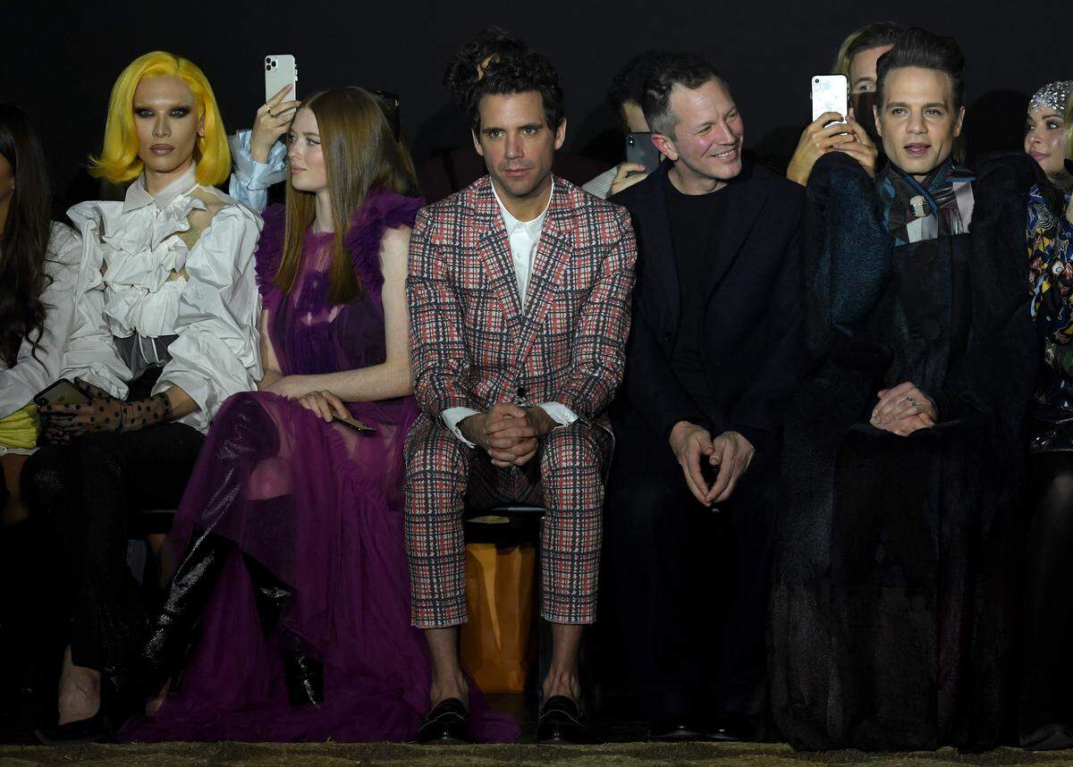 In der ersten Reihe bei Viktor &amp; Rolf Haute Couture saßen Miss Fame (links) und Mika (Mitte).