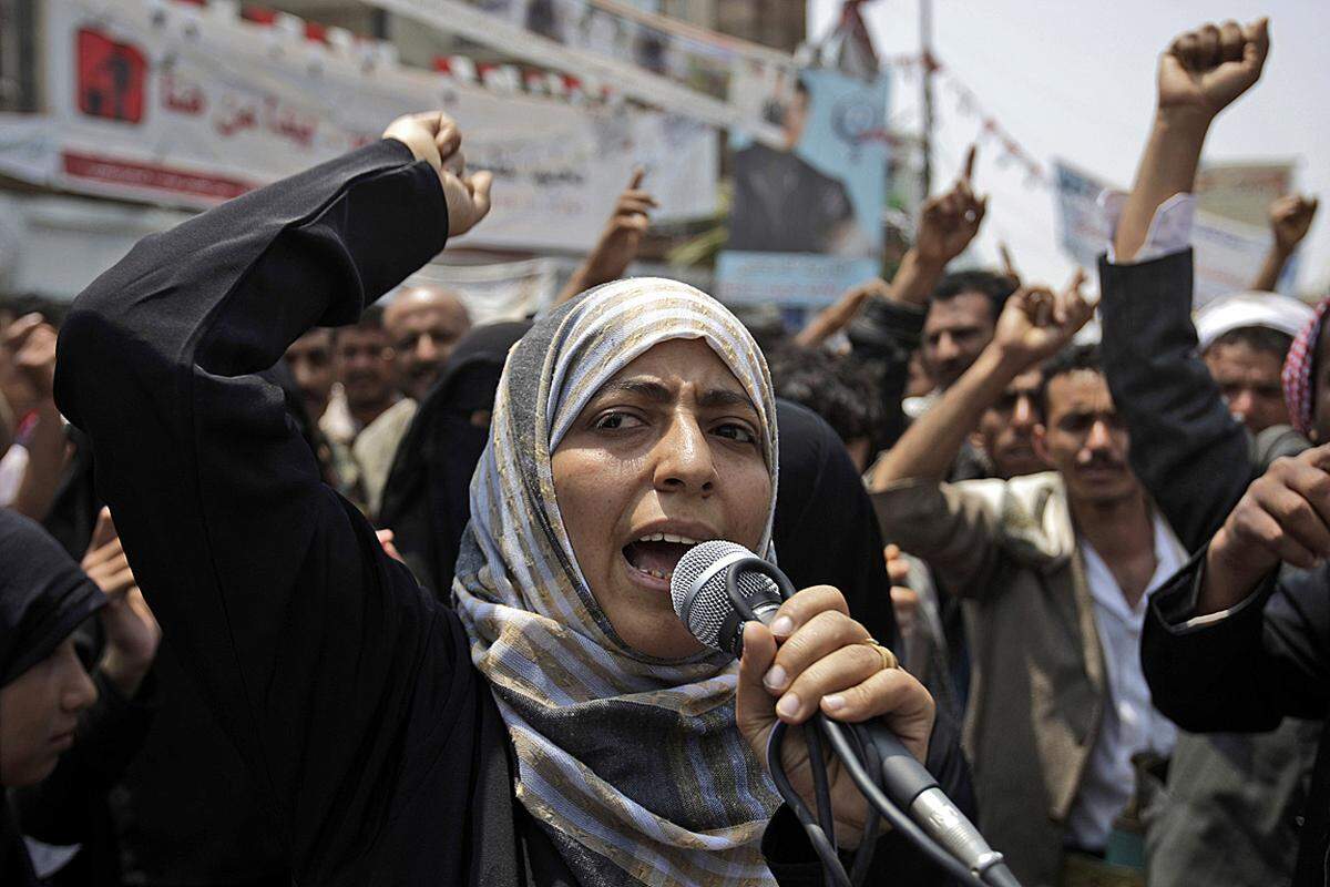 Angefangen hatte Karmans "Protestkarriere", als sie erlebte, wie ein einflussreicher Scheich in der Provinz Ibb Familien von ihrem Land vertrieb. Die Journalistin begann, zu überlegen, wie man gegen Arbeitslosigkeit und Ungerechtigkeit kämpfen könnte und kam zu dem Schluss, das dies ohne einen Wechsel in der Führungsetage in Sanaa nicht zu bewerkstelligen ist. In den vergangenen Monaten stand sie bei den Demonstrationen in Sanaa oft in der ersten Reihe.