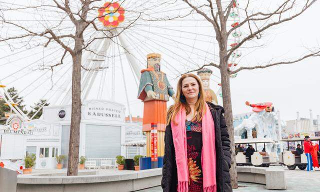 Silvia Lang, die neue Präsidentin des Wiener Praterverbands, vor den Figuren „Große Chineser“ und „Fortuna“.