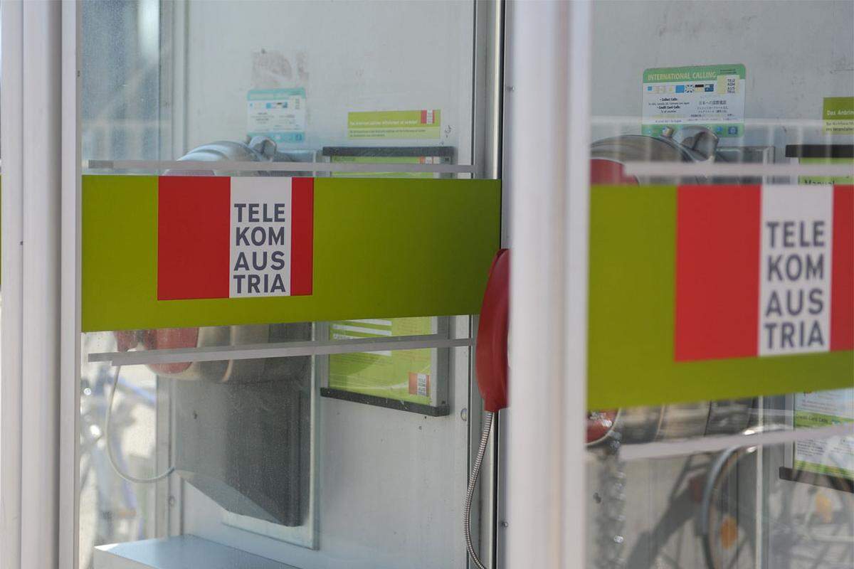 Die Telekom konnte im Vorjahr nach einem verlustreichen Jahr 2011 wieder einen Gewinnen von 104 Mio. Euro verbuchen. Der Umsatz des Telekommunikationskonzern ging erneut zurück und zwar um 2,8 Prozent auf rund 4,33 Milliarden Euro. (2011: Platz 15)