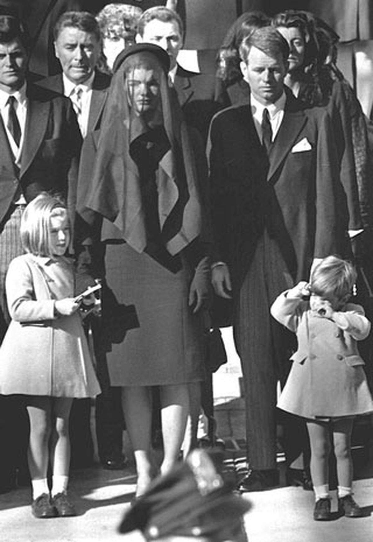 John F. hinterlässt seine Frau Jacqueline Kennedy und zwei Kinder, John F. Jr. und Caroline. Jackie wurde schon zuvor von Schicksalsschlägen heimgesucht: 1956 erleidet sie eine Totgeburt. Patrick, das jüngste Kind des Präsidentenpaars stirbt 1963, nur zwei Tage nach der Geburt.