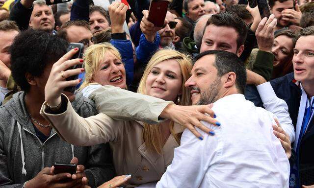 Der Streit mit Italien (hier: Matteo Salvini umringt von Anhängern) zeigt einmal mehr, wie notwendig eine Euroreform ist.