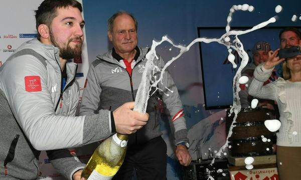 Obligatorisch: Champagner für den Sieger, der Korken muss fliegen!