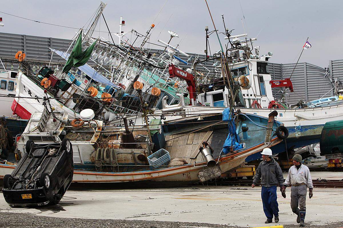 Freitag (11. März): Chaotische Bilder im Hafen von Hachinohe.