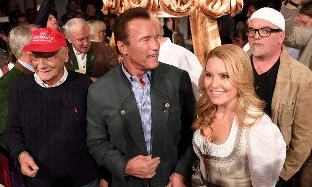 Wenn die Weißwurst ruft: Arnold Schwarzenegger führte die prominenten Besucher beim Stanglwirt an.