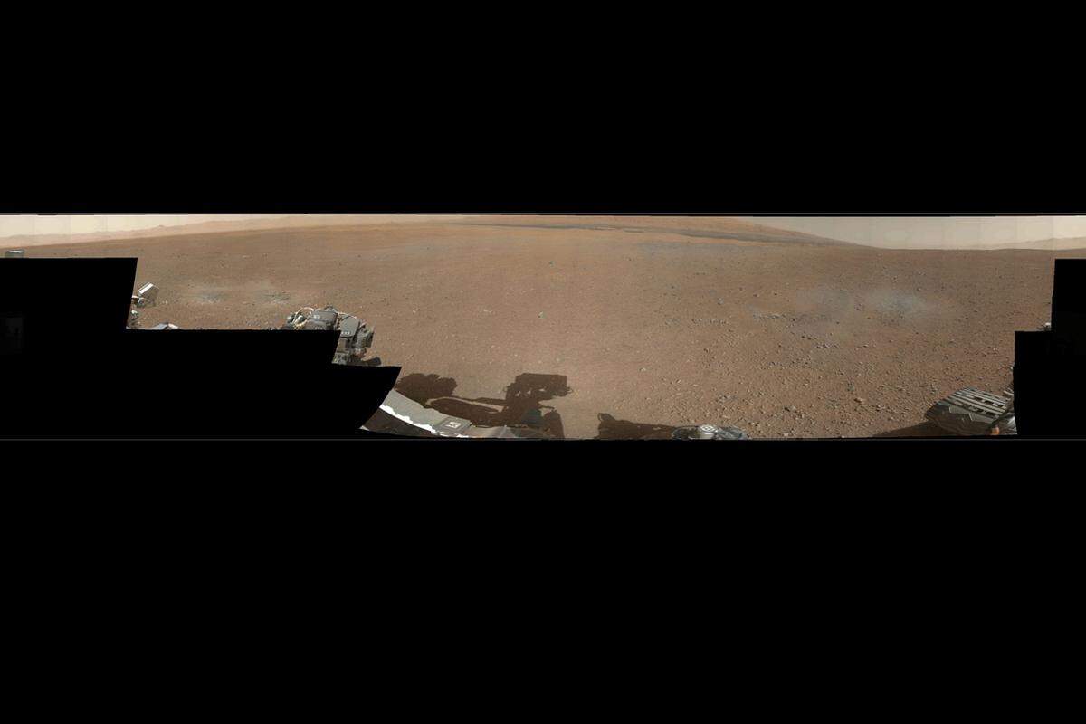 Am 9. August 2013 veröffentlichte die Nasa das erste 360-Grad-Foto. Das Panoramabild wurde aus Einzelfotos der Mastkamera zusammengesetzt. "Curiosity" trägt abgesehen von mehreren Kameras zahlreiche wissenschaftliche Instrumente mit sich.