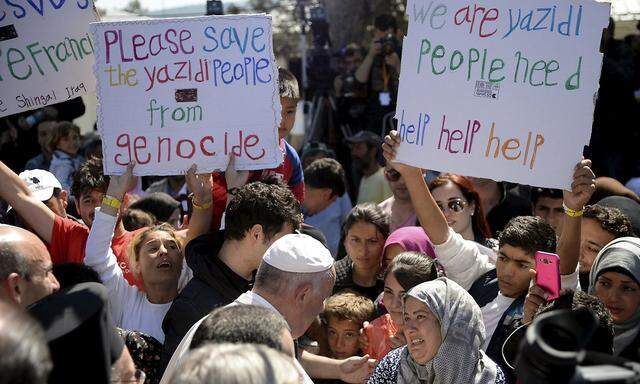 Archivbild aus dem Jahr 2016, als Papst Franziskus ein Flüchtlingslager auf der griechischen Insel Lesbos besuchte.