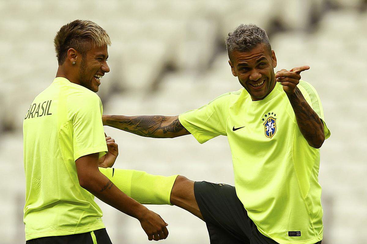 Ihre Teamkollegen Neymar und Dani Alves haben in den Farbtopf gegriffen: Semmelblond und Aschegrau.