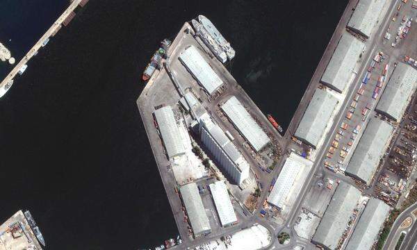 Ein Satellitenbild vom Lagerkomplex im Hafen von Beirut vor der Explosion.