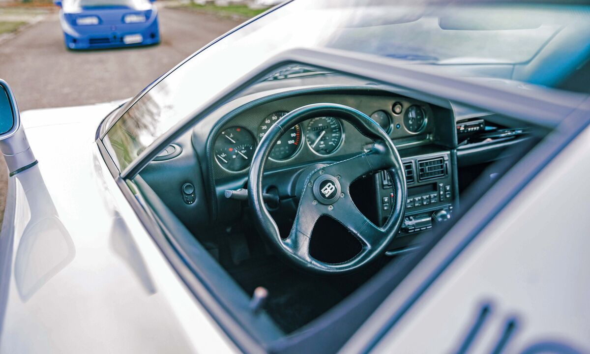 Klassische Rundinstrumente statt Digital-Experimente: Cockpit des EB110 Supersport. Tacho bis 400!